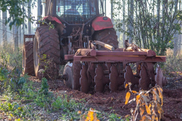 Tractor INAFO en labores de campo